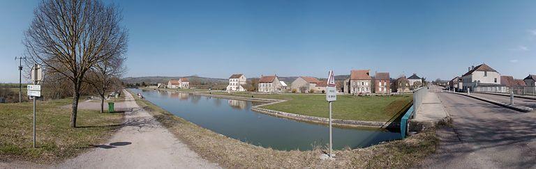 Vue d'ensemble du port pris d'amont, du pont routier.