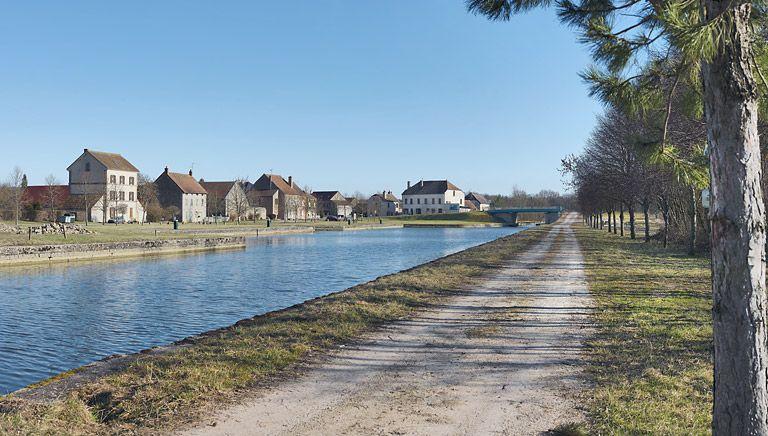 Vue d'ensemble du port pris d'aval, à l'arrière-plan : pont routier.