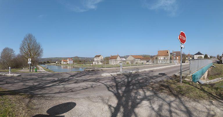 Vue d'ensemble du port avec le pont routier au premier plan.