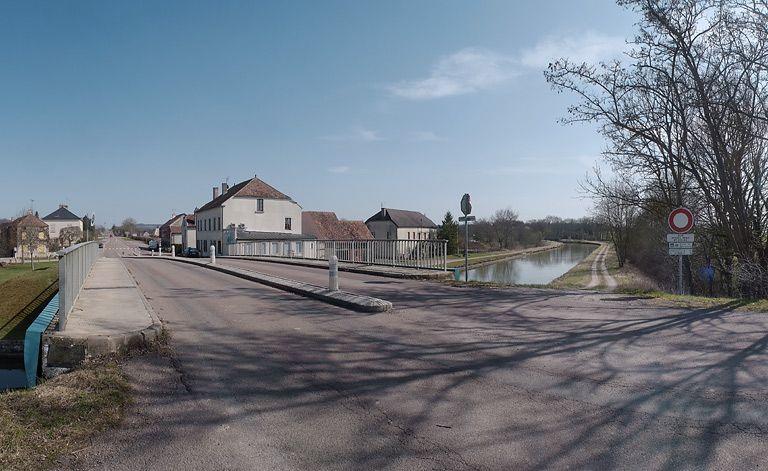 Le pont routier : on distingue les fermes en amont du pont.