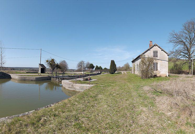 Le site d'écluse vu d'amont.