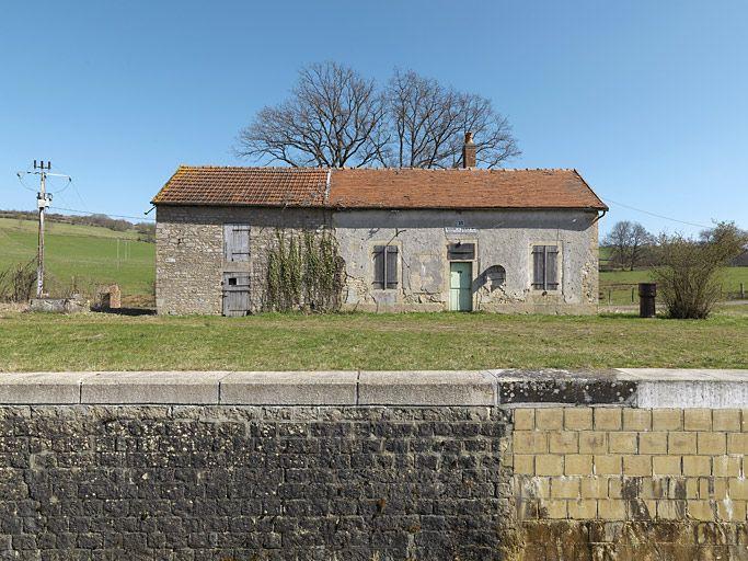 La maison éclusière et son annexe de face.