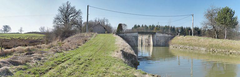 Pont routier sur l'écluse 15 du versant Yonne (canal de Bourgogne)