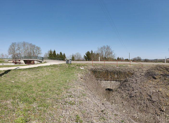 Un ponceau sur le contre-fossé du canal au site d'écluse 16 du versant Yonne, rive gauche.