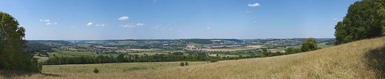 Panorama sur la vallée de Venarey-les-Laumes, plus connue sous le nom de plaine d'Alésia. La ville de Venarey, avec sa voie ferrée et le canal. Le village d'Alise-Sainte-Reine, son hôpital. Au loin, la statue de Vercingétorix. Le muséoparc d'Alésia.