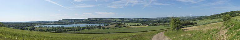 Panorama sur la vallée de Vandenesse-en-Auxois, où passe le canal de Bourgogne et où se trouve le réservoir de Panthier.