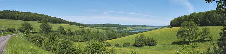 Panorama du réservoir de Grobois, pris du village de Civry-en-Montagne.