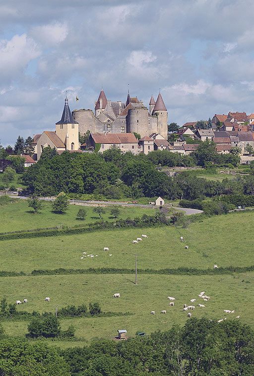 Vue du château de Châteauneuf, prise de la route de Bouhey.