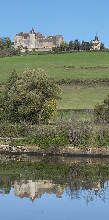Vue du château de Châteauneuf, prise depuis le canal de Bourgogne.