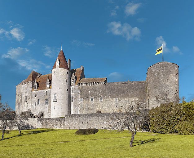 Vue du château de Châteauneuf, face sud des remparts.