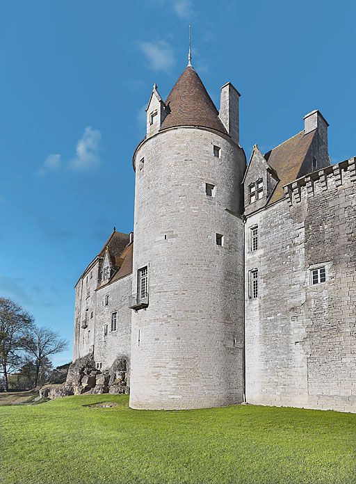 Vue du château de Châteauneuf, tour de la face sud des remparts.