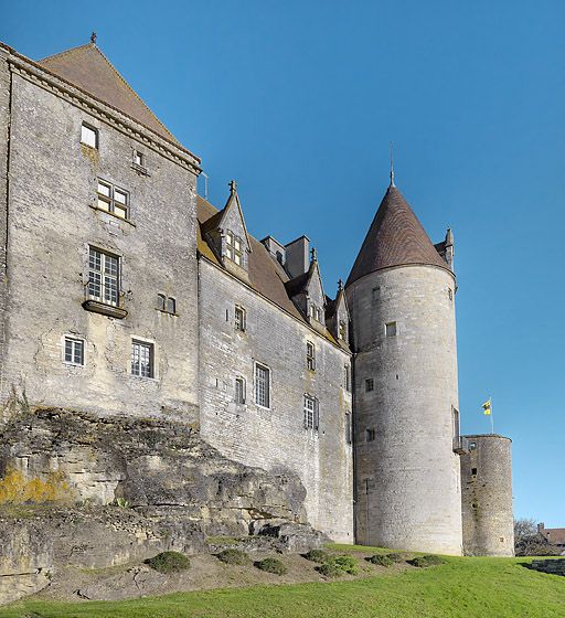 Vue du château de Châteauneuf, tour de la face sud des remparts.