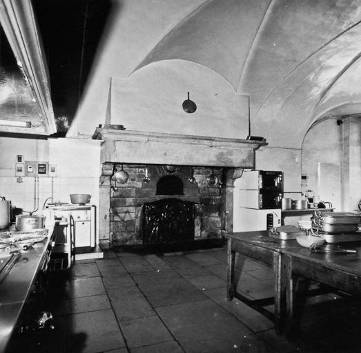 Cuisine avec plaque de cheminée ornée d'une représentation de La Charité en relief (classée M.H.)