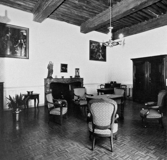 Salle avec cheminée.