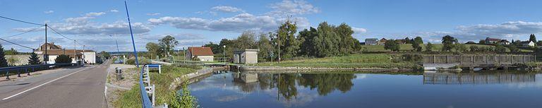 La maison éclusière 02 en contrebas du bief 02. Le réservoir de dépôt lié à la rigole alimentaire et régulatrice de l'échelle d'écluses.