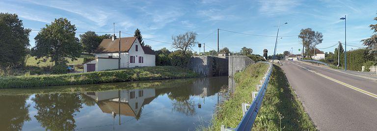 Maison 03 dans le bief 04. Le site d'écluse 03 est en amont de la maison éclusière. En arrière-plan, la borne des 7 écluses.