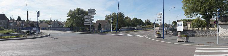 Au premier plan, le pont isolé, ancien pont sur écluse. Le site d'écluse 04 est en amont de la maison éclusière. Maison IV dans le bief 05.