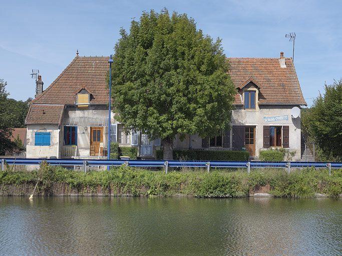 L'ancien café et le salon de coiffure vus de face.