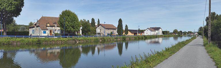 Vue d'amont des petits commerces installés le long du canal du Centre.