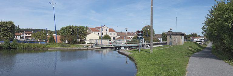 Vue d'ensemble prise d'amont du bord du canal à Ecuisses avec la mairie et le site d'écluse 04.