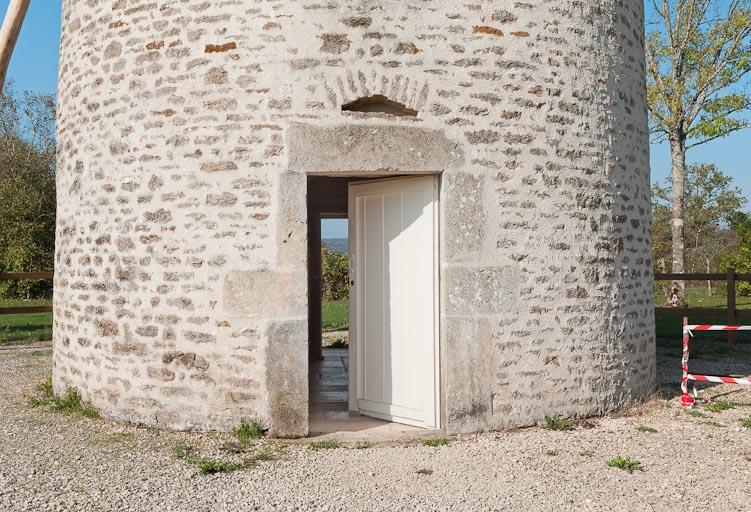Vue des deux portes d'accès au moulin.