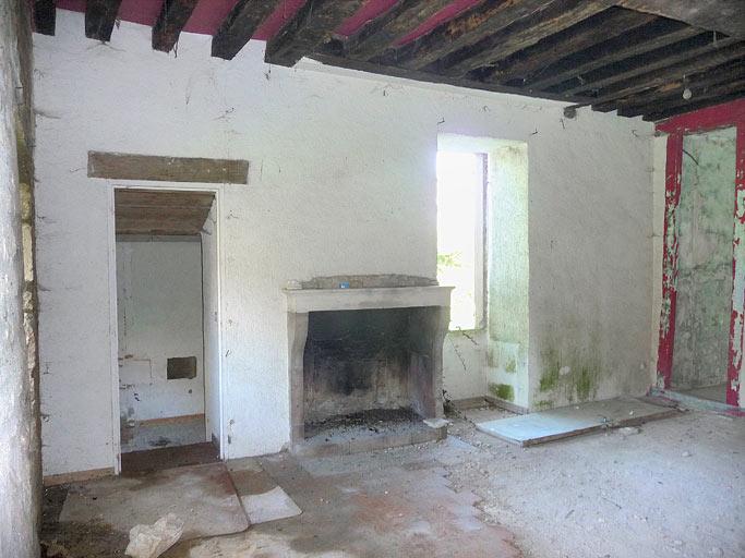 Première pièce du logis du rez-de-chaussée de la grange.