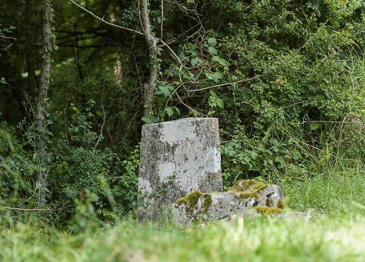 Borne de séparation des deux départements.