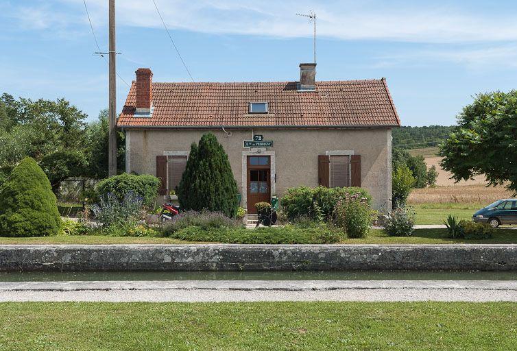Maison éclusière, vue de face.