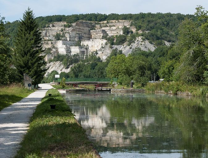 Le site d'écluse avec les carrières en fond.