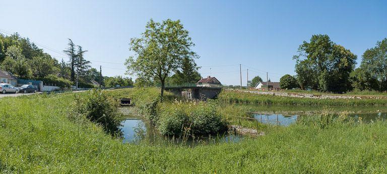 Vue d'ensemble de l'arrivée de la rigole et pont sur écluse 73 en arrière-plan.