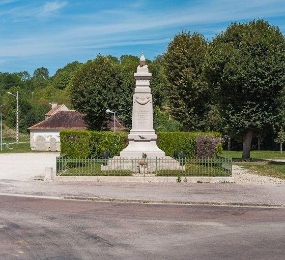 Le monument aux morts : vue d'ensemble.