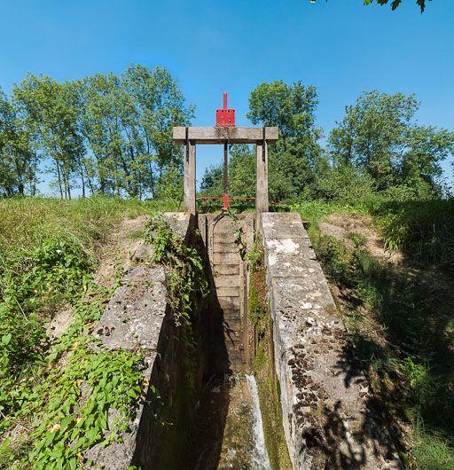 Rigole du déversoir sur le bief 78 du versant Yonne, vue depuis le bas du talus.