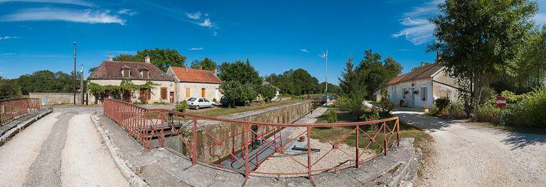 Vue d'ensemble du site d'écluse avec, de gauche à droite, la maison de garde et la maison éclusière avec annexe.