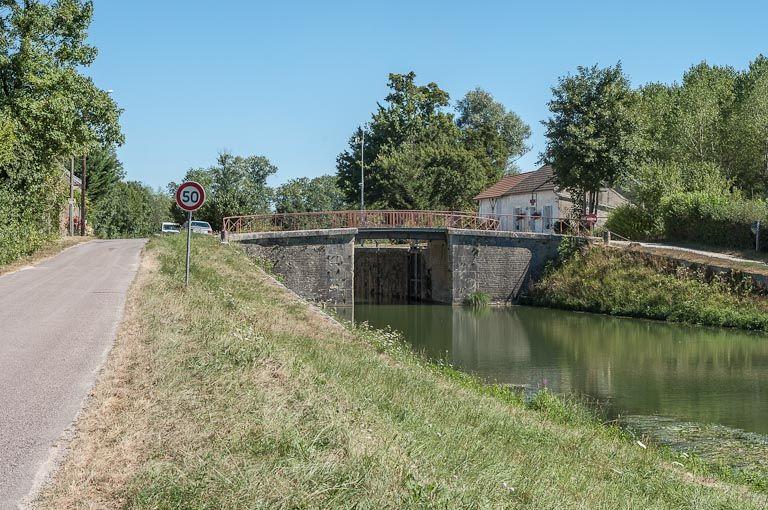 Pont routier sur l'écluse 80 du versant Yonne (canal de Bourgogne)