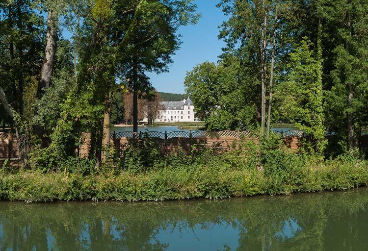 Le château d'Ancy-le-Franc vu du canal.