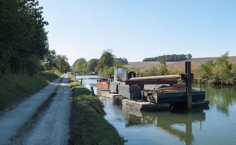 Barge de travaux sur palplanches.