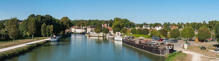 Le port au premier plan, le village de Tanlay en arrière-plan.