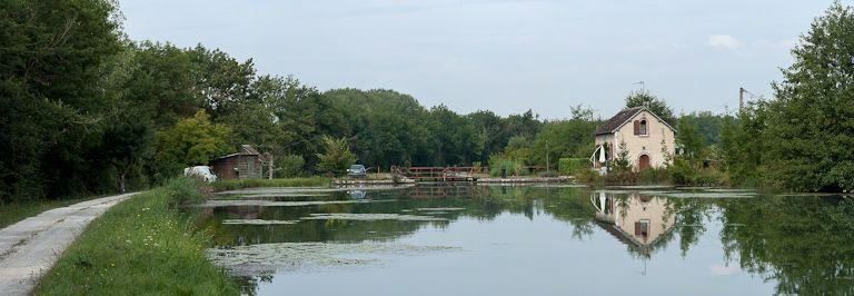 Vue d'ensemble du site d'écluse, avec à droite, la maison éclusière.