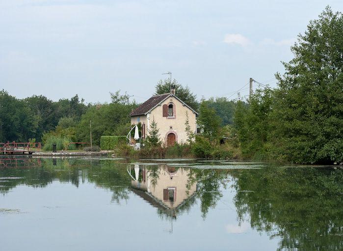 Maison éclusière dans son site.