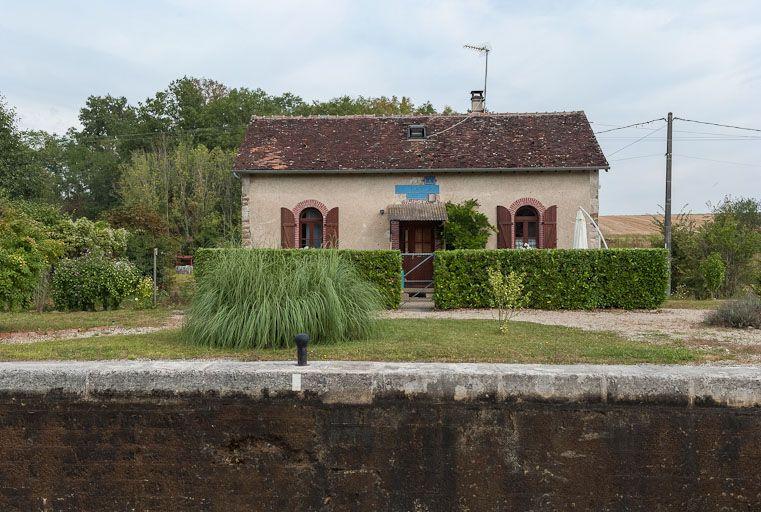Maison éclusière vue de face.