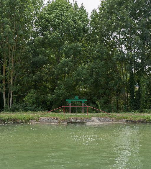 Vanne et déversoir vus du canal.
