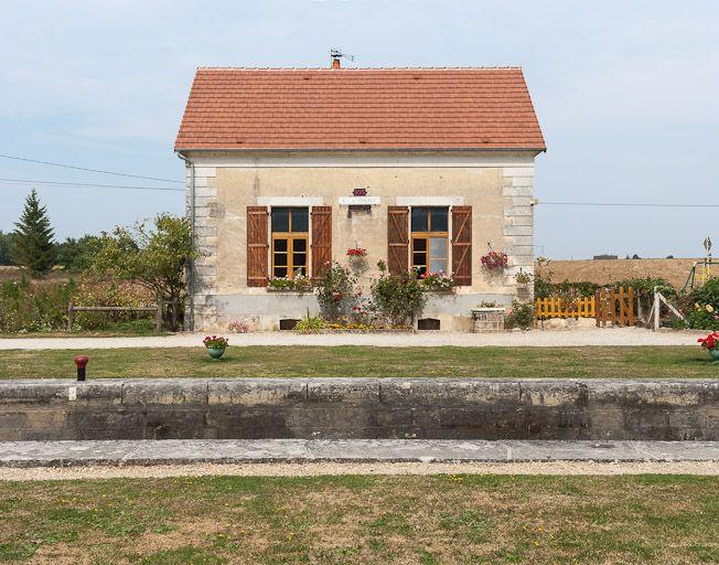 Maison éclusière de face.