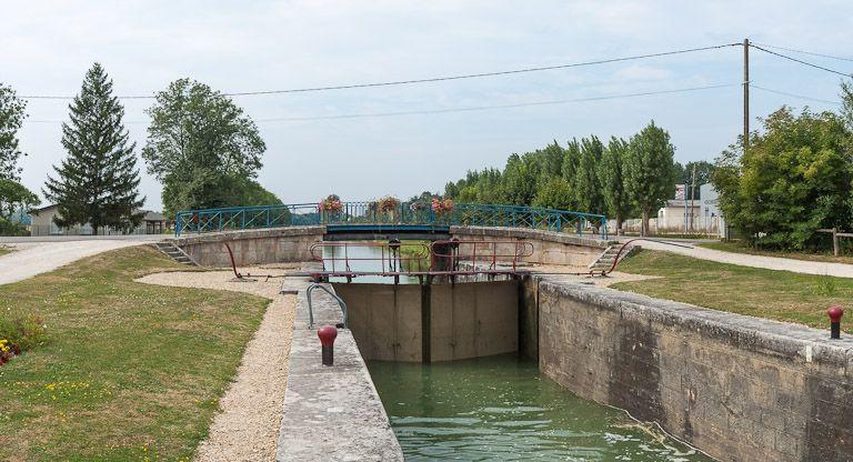 Pont routier sur l'écluse 103 du versant Yonne (canal de Bourgogne)