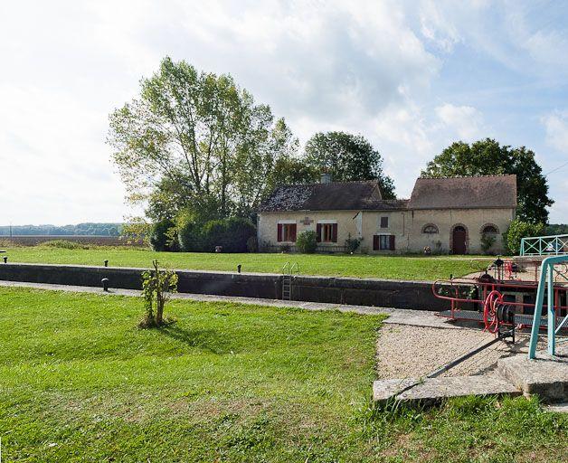Vue de l'ancienne maison de garde, actuelle maison éclusière.