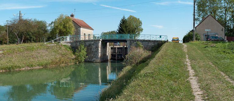 Le pont de l'aval.