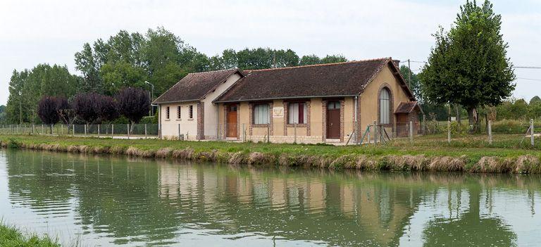 La salle des fêtes de Percey, le long du canal.