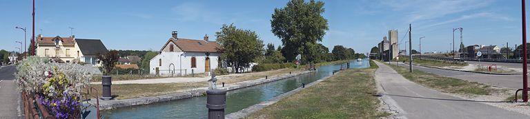 Panorama du site d'écluse pris d'aval. De gauche à droite : mairie, site d'écluse, silos, site SNCF.