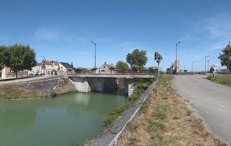 Pont vu d'aval.
