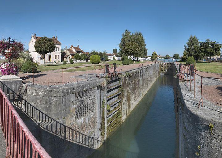 Site d'écluse vu d'amont : portes et bajoyers.