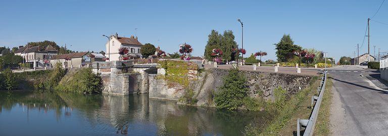 Le pont sur écluse en brique, vu de l'avant-port.